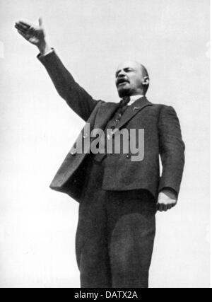 Lénine (Vladimir Ilyich Ulyanov), 22.4.1870 - 21.1.1924, politicien russe, demi-longueur, lors d'un discours sur la fête du travail, la place Rouge, Moscou, 1.5.1919, Banque D'Images