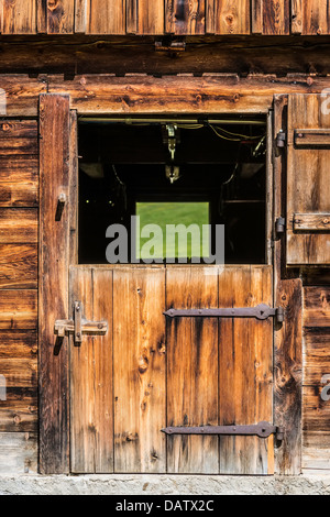 Photo d'une porte en bois d'un stable dans les Alpes Banque D'Images