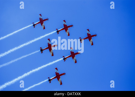 La formation de l'élite de la RAAF aerobatic display team, les roulettes effectuer affiche à couper le souffle. Banque D'Images