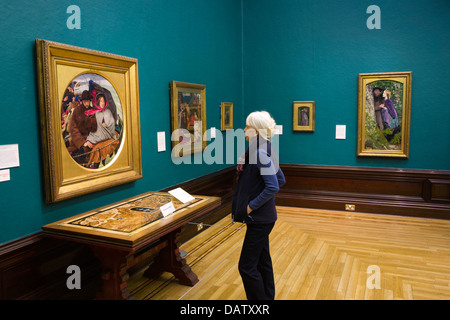 Royaume-uni, Angleterre, Birmingham, Art Galley & Museum, visiteur à la recherche de Ford Madox Brown's 'The Last of England' Banque D'Images