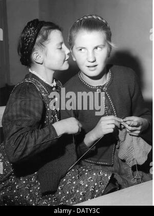 agriculture, agriculteurs de montagne, tricotage de deux petites filles, années 1950, droits additionnels-Clearences-non disponible Banque D'Images