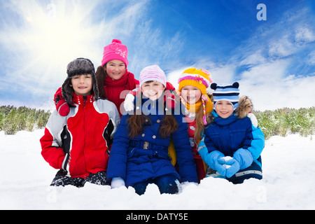 Cinq diversité à nos enfants - deux filles et un garçon à l'extérieur aux beaux jours d'hiver dans le domaine Banque D'Images