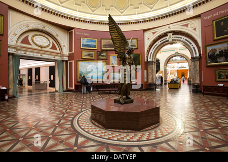 Royaume-uni, Angleterre, Birmingham, Art Galley & Museum, galerie circulaire sous le dôme Banque D'Images