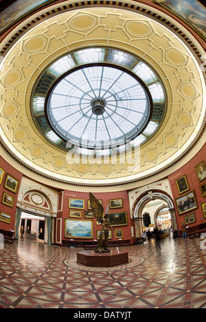 Royaume-uni, Angleterre, Birmingham, Art Galley & Museum, galerie circulaire sous le dôme - objectif fish eye view Banque D'Images