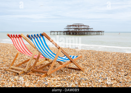 Transats sur la plage de Brighton. Brighton, Angleterre Banque D'Images