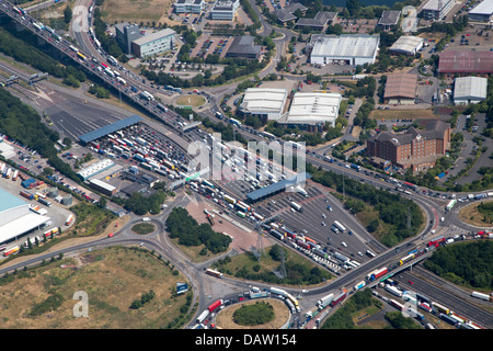 Une vue aérienne des deux postes de péage du QE2 BRIDGE AVEC CIRCULATION D'ATTENTE, Banque D'Images