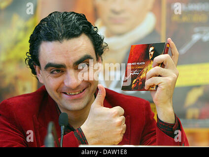 Le célèbre ténor mexicain Rolando Villazon pose à la conférence de presse promo pour son nouveau CD 'Gitano' à Francfort, Allemagne, vendredi, 02 février 2007. Il sera en Allemagne pour trois récitals en mars. Photo : Salome Kegler Banque D'Images