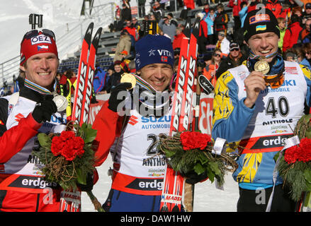 Deuxième placé Michel tchèque Martin Guimond (L-R), le Norvégien Ole Einar Bjoerndalen vainqueur et troisième placé l'Ukrainien Andrey Derizemlija posent avec leurs médailles après le sprint 10 km à l'bialthlon Coupe du Monde à Antholz, Italie, samedi, 03 février 2007. C'est la huitième victoire Bjoerndalen. La Coupe du monde est en marche du 02 au 11 février 2007. Photo : Martin Schutt Banque D'Images