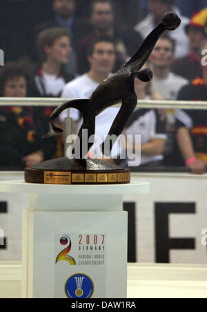 La photo montre le trophée de championnat du Monde de Handball avant le match final entre l'Allemagne et la Pologne à l'KoelnArena à Cologne, en Allemagne, dimanche, 04 février 2007. L'Allemagne a battu la Pologne 29-24. C'est l'Allemagne, premier titre mondial depuis 1978, la marque de l'équipe de championnat du monde et leur troisième médaille d'or aux mondiaux. Photo : Franz-Peter Tschauner Banque D'Images