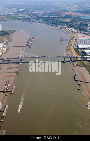 Une vue aérienne DE LA DARTFORD CROSSING MONTRANT LE TRAFIC SUR LE PONT Banque D'Images