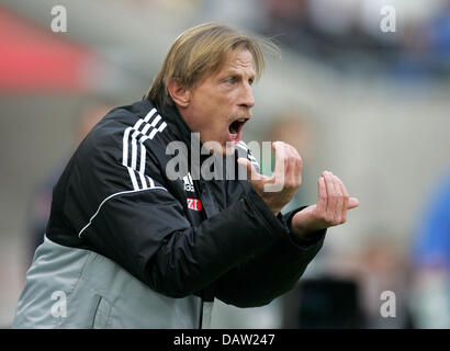 L'entraîneur-chef de Cologne Christoph Daum gestes au cours de la 2e Division de Bundesliga match 1.FC Cologne vs FC Carl Zeiss Jena au stade RheinEnergie de Cologne, Allemagne, 4 février 2007. Photo : Rolf Vennenbernd Banque D'Images