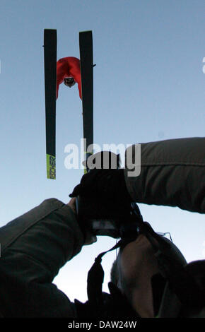 Sauteur à ski allemand Michael Uhrmann décolle à l'Hochfirst jump de Titisee-Neustadt, Allemagne, 03 février 2007. Photo : Patrick Seeger Banque D'Images