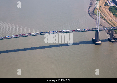 Une vue aérienne DE LA DARTFORD CROSSING MONTRANT LE TRAFIC SUR LE PONT Banque D'Images