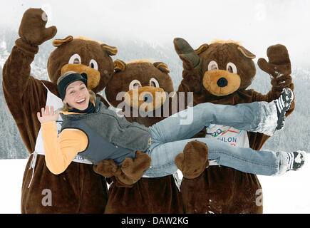 Et double champion du monde de biathlon Magdalena Neuner est représenté par 'Bumsi mascottes' à un photocall à l'écart des Championnats du monde de biathlon à Antholz-Anterselva, Italie, le jeudi, 08 février 2007. Photo : Martin Schutt Banque D'Images