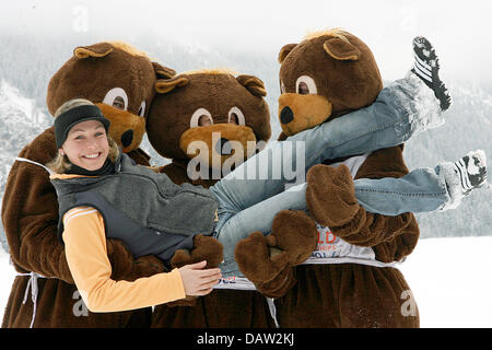 Et double champion du monde de biathlon Magdalena Neuner est représenté par 'Bumsi mascottes' à un photocall à l'écart des Championnats du monde de biathlon à Antholz-Anterselva, Italie, le jeudi, 08 février 2007. Photo : Martin Schutt Banque D'Images