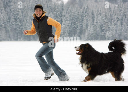 Et double champion du monde de biathlon Magdalena Neuner frolicks avec chien 'Rocky' à un photocall à l'écart des Championnats du monde de biathlon à Antholz-Anterselva, Italie, le jeudi, 08 février 2007. Photo : Martin Schutt Banque D'Images