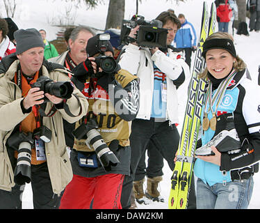 Et double champion du monde de biathlon Magdalena Neuner est représenté à un photocall à l'écart des Championnats du monde de biathlon à Antholz-Anterselva , Italie, le jeudi, 08 février 2007. Photo : Martin Schutt Banque D'Images