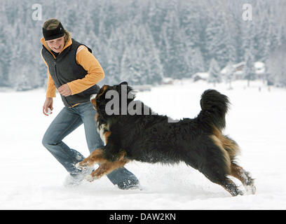 Et double champion du monde de biathlon Magdalena Neuner frolicks avec chien 'Rocky' à un photocall à l'écart des Championnats du monde de biathlon à Antholz-Anterselva, Italie, le jeudi, 08 février 2007. Photo : Martin Schutt Banque D'Images