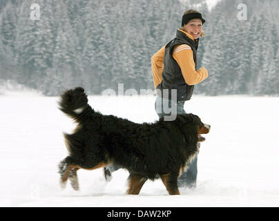 Et double champion du monde de biathlon Magdalena Neuner frolicks avec chien 'Rocky' à un photocall à l'écart des Championnats du monde de biathlon à Antholz-Anterselva, Italie, le jeudi, 08 février 2007. Photo : Martin Schutt Banque D'Images