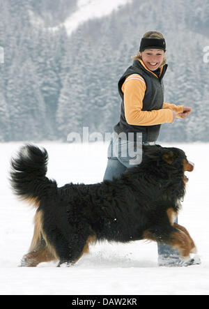 Et double champion du monde de biathlon Magdalena Neuner frolicks avec chien 'Rocky' à un photocall à l'écart des Championnats du monde de biathlon à Antholz-Anterselva, Italie, le jeudi, 08 février 2007. Photo : Martin Schutt Banque D'Images