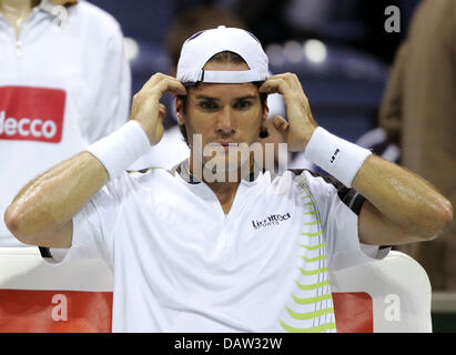 Tennis pro allemand Tommy Haas prend une pause pendant le match de Coupe Davis contre le Croate Mario Ancic à Krefeld, Allemagne, vendredi, 09 février 2007. Photo : Roland Weihrauch Banque D'Images