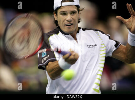 Tennis pro allemand Tommy Haas frappe un coup droit pendant la Coupe Davis match contre le Croate Mario Ancic à Krefeld, Allemagne, vendredi, 09 février 2007. Photo : Roland Weihrauch Banque D'Images