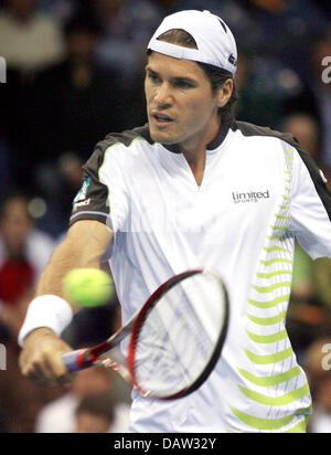 Tennis pro allemand Tommy Haas hits a sauvé pendant la Coupe Davis match contre le Croate Mario Ancic à Krefeld, Allemagne, vendredi, 09 février 2007. Photo : Roland Weihrauch Banque D'Images