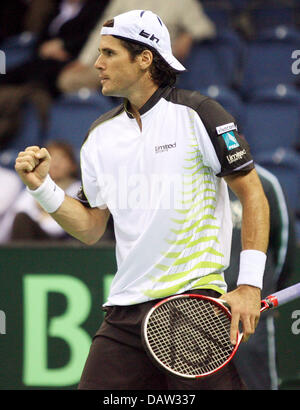 Tennis pro allemand Tommy Haas fait un poing pendant le match de Coupe Davis contre le Croate Mario Ancic à Krefeld, Allemagne, vendredi, 09 février 2007. Photo : Roland Weihrauch Banque D'Images