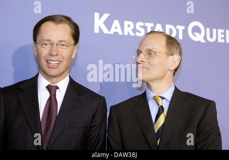 KarstadtQuelle chef Thomas Middelhoff et chef des Finances Peter Diesch sont illustrés au cours d'une conférence de presse à Essen, en Allemagne, lundi, 12 février 2007. Tour-opérateur allemand Thomas Cook prévoit adopter dans la rival MyTravel, les deux sociétés ont annoncé lundi. La société mère de Thomas Cook KarstadtQuelle, a déclaré que la nouvelle société serait connu sous le nom de Thomas Cook plc et serait lis Banque D'Images