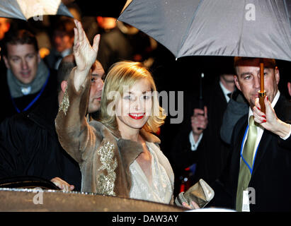 L'actrice Sharon Stone nous arrive au gala de charité "Cinéma pour la paix" à Berlin, en Allemagne, lundi, 12 février 2007. Les fonds recueillis lors de l'événement sur le programme de la 57e Berlinale Festival International du Film sont transférés à l'UNICEF. Photo : Rainer Jensen Banque D'Images