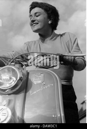 Transport, moto, NSU, scooter de moteur, jeune femme sur une Lambretta, années 1950, droits additionnels-Clearences-non disponible Banque D'Images