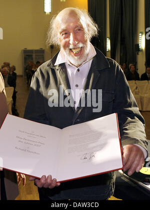 Artiste pop art britannique Richard Hamilton sourit avec son prix Max Beckmann 2007 à Francfort, Allemagne, le lundi, 12 février 2007. Hamilton est honorée pour ses réalisations exceptionnelles en tant qu'artiste. "La façon dont il est utile de l'art commercial et industriel pour le soi-disant high art a caractère révolutionnaire', le jury explique les 50 000 euro prix doté. Photo : Frank Rumpenhorst Banque D'Images