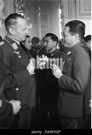 Nazisme / National socialisme, politique, Pacte tripartite, visite du général japonais Yamashita Tomoyuki au groupe II de la 53e aile bombardier allemande, région de Calais, France, décembre 1940, droits additionnels-Clearences-non disponible Banque D'Images