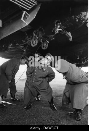 Nazisme / National socialisme, politique, Pacte tripartite, visite du général japonais Yamashita Tomoyuki au groupe II de la 53e aile bombardier allemande, région de Calais, France, décembre 1940, droits additionnels-Clearences-non disponible Banque D'Images