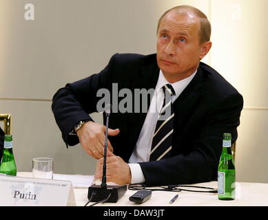 Le président russe Vladimir Poutine, illustré à l'ouverture de la 43e Conférence sur la politique de sécurité à Munich, Allemagne, samedi, 10 février 2007. Les hommes politiques de haut rang de 40 pays ont assisté à la réunion, qui a duré jusqu'au dimanche 11 février 2007 à Munich. Photo : Matthias Schrader Banque D'Images