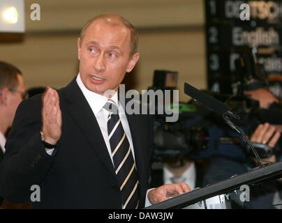 Le président russe Vladimir Poutine est titulaire d'un discours à l'ouverture de la 43e Conférence sur la politique de sécurité à Munich, Allemagne, samedi, 10 février 2007. Les hommes politiques de haut rang de 40 pays ont assisté à la réunion, qui a duré jusqu'au dimanche 11 février 2007 à Munich. Photo : Frank Maechler Banque D'Images