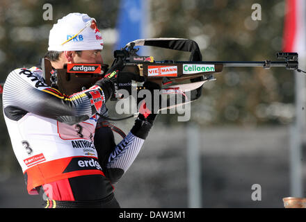 Le biathlète allemand Ricco Gross décrit le tournage pendant le relais 4x 7,5 km hommes de la Coupe du Monde de biathlon à Antholz, Allemagne, 10 février. Le Russe a remporté l'avant de la Norvège et l'Allemagne. Photo : Martin Schutt Banque D'Images