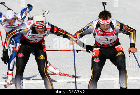 Les biathlètes allemand Michael Roesch (L) et Sven Fischer (R) sur la photo pendant le relais 4x 7,5 km hommes de la Coupe du Monde de biathlon à Antholz, Allemagne, 10 février. La Russie a gagné d'avance sur la Norvège et l'Allemagne. Photo : Martin Schutt Banque D'Images