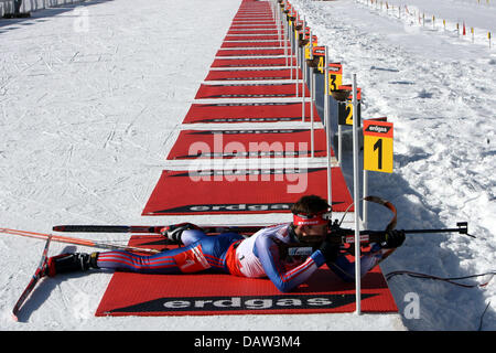 Biathlète russe Ivan Tcherezov tir photo pendant le relais 4x 7,5 km hommes de la Coupe du Monde de biathlon à Antholz, Allemagne, 10 février. La Russie a gagné d'avance sur la Norvège et l'Allemagne. Photo : Martin Schutt Banque D'Images