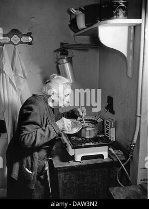 Maison, cuisine et pâtisserie, vieille femme à la cuisinière remuant dans la casserole, années 1950, droits additionnels-Clearences-non disponible Banque D'Images