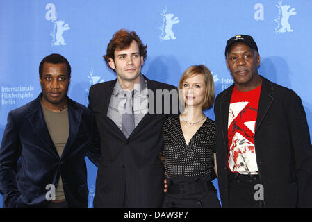 Directeur jamaïcain Clement Virgo (L-R), l'acteur canadien Rossif Sutherland, l'actrice canadienne Laura Regan et de nous l'acteur américain Danny Glover présentent lors de la présentation de leur film 'Poor Boy's Game' à la 57e Berlinale Festival International du Film de Berlin, Allemagne, le mardi, 13 février 2007. Photo : Wolfgang Kumm Banque D'Images