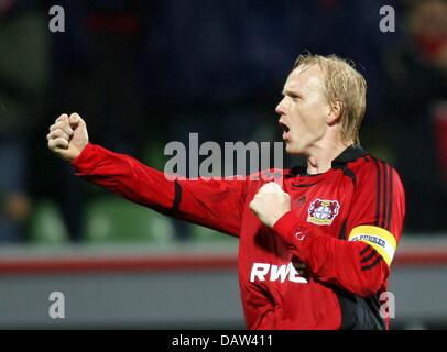 Leverkusen est Carsten Ramelow célèbre le score de 2-1 lors de la Coupe de l'UEFA tour des 32 derniers match Bayer Leverkusen vs Blackburn Rovers au BayArena à Leverkusen, Allemagne, mercredi, 14 février 2007. Photo : Oliver Berg Banque D'Images
