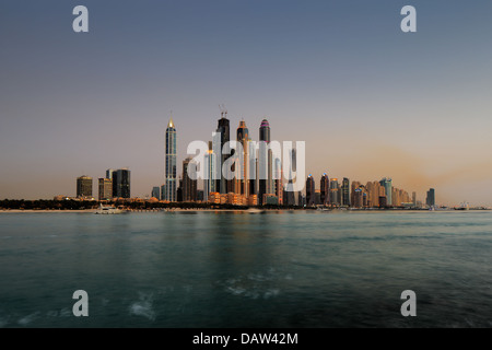 La Marina de Dubaï, Émirats arabes unis au crépuscule vu de Palm Jumeirah, cette vue sur l'horizon est tout simplement spectaculaire Banque D'Images