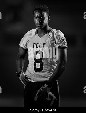 28 mai 2013 Long Beach, CA.Top joueur de football Préparation Marshall # 8 Iman Perspective de Long Beach l'école secondaire Poly pose au cours d'une session de portrait Photo à Long Beach Poly High School le 28 mai 2013 à Long Beach, en Californie..Louis Lopez/CSM Banque D'Images