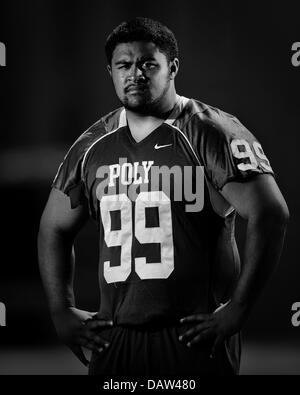 28 mai 2013 Long Beach, CA.Top joueur de football Préparation Fao # 99 Jason Perspective de Long Beach l'école secondaire Poly pose au cours d'une session de portrait Photo à Long Beach Poly High School le 28 mai 2013 à Long Beach, en Californie..Louis Lopez/CSM Banque D'Images