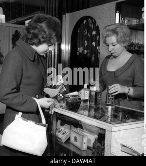 Commerce, magasins, 'Tante-Emma-Laden', vendanger teste le produit cosmétique, années 1950, droits supplémentaires-Clearences-non disponible Banque D'Images