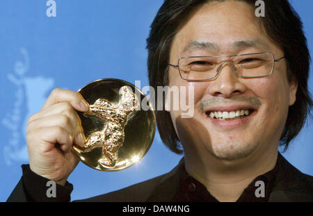 Directeur sud-coréen Park Chan-wook sourit avec son Prix Alfred Bauer après la cérémonie de remise des prix de la 57e Berlinale Festival International du Film de Berlin, Allemagne, samedi, 17 février 2007. Le Prix Alfred Bauer a été accordé au parc pour son film 'Sai bo gu ji man gwen chan a' (je suis un cyborg, mais c'est Ok). Photo : Marcus Brandt Banque D'Images