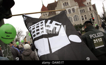 Les ballons verts lire 'Pas de néo-nazis" et un drapeau noir photographié à une manifestation contre l'extrémisme de droite à Berlin, Allemagne, 4 février 2007. Les cinq partis élus au parlement de la ville de Berlin a protesté contre le congrès du parti prévu du parti néo-nazi NPD. Le lieu de congrès du parti n'est pas clair. Photo : Rainer Jensen Banque D'Images