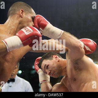 La WBO light heavyweight champion le Hongrois Zsolt Erdei (R) surclasse son 'challenger' US Danny Santiago (L) à Düsseldorf, Allemagne, 27 janvier 2007. Erdei terminé le match avec un huit-round ko technique. Photo : Felix Heyder Banque D'Images