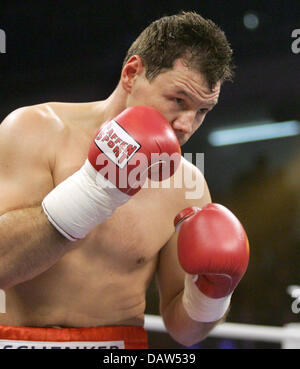 La WBO light heavyweight champion le Hongrois Zsolt Erdei durign imagée son titre combat vs US Danny Santiago à Duesseldorf, Allemagne, 27 janvier 2007. Erdei terminé le match avec un huit-round ko technique. Photo : Felix Heyder Banque D'Images